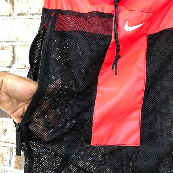 Nike Nylon Mesh Zipper Pocket Adjustable Straps Black Red Deck Bag With Logo - Picture 4 of 16